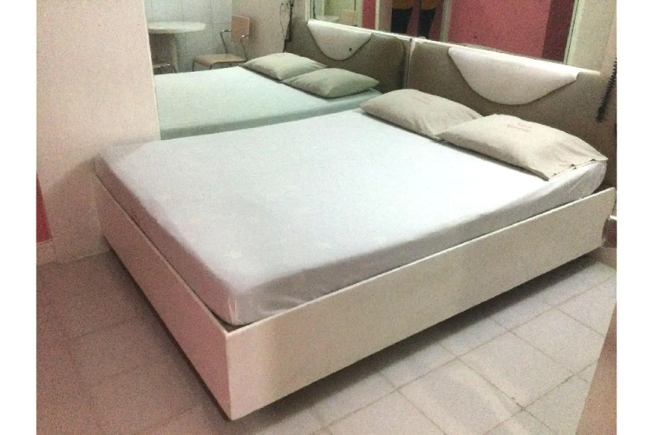 Otel Oyo 817 Vista Apartelle Mandaluyong